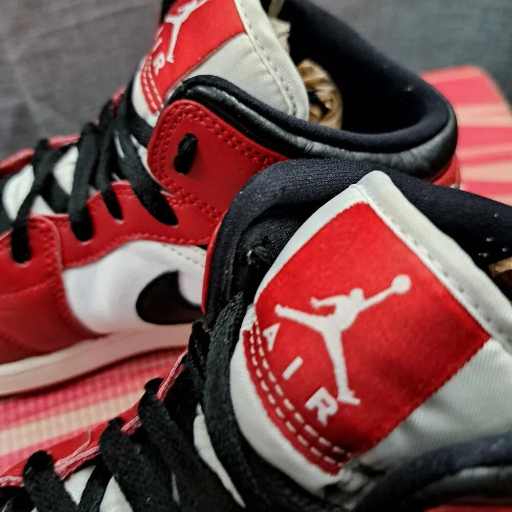 %Nike Air Jordan 1 Mid Chicago Youth Size 6 Red Black White AJ15